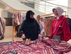 Ketua DWP Kementerian LH Terkesan UMKM Center Pontianak