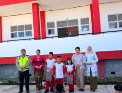 Polwan Satlantas Polres Kapuas Hulu Hadirkan Edukasi Lalulintas Humanis di SDN 01 Putussibau Dalam Rangka Hari Kartini