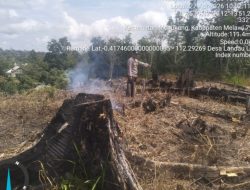 Polsek Menukung Laksanakan Ground Check Dua Titik Hotspot, Pastikan Api Tidak Meluas