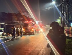 Patroli Antitawuran Berubah Jadi Aksi Penyelamatan, Brimob Metro Bantu Padamkan Kebakaran di Cikarang Barat