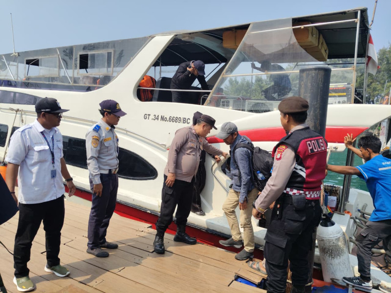 Strong Point Ditingkatkan, Polisi Siaga di Dermaga Kepulauan Seribu Demi Keamanan Wisatawan