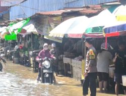 Respon Cepat Antisipasi Banjir, Personel Polsek Putussibau Utara Turun Langsung Berikan Imbauan Kepada Warga