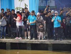 Wako Edi Mancing Bareng Ribuan Peserta Lomba di Parit Sungai Jawi