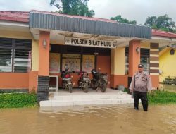 Banjir Di 4 Desa, Ini Yang Dilakukan Oleh Personil Polsek Silat Hulu