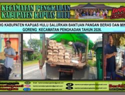 Bulog Kabupaten Kapuas Hulu Salurkan Bantuan Pangan Beras dan Minyak Goreng di Kecamatan Pengkadan