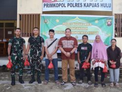 Kapolres Kapuas Hulu Serahkan Langsung Daging Kurban kepada Masyarakat, Pensiunan dan Warakawuri