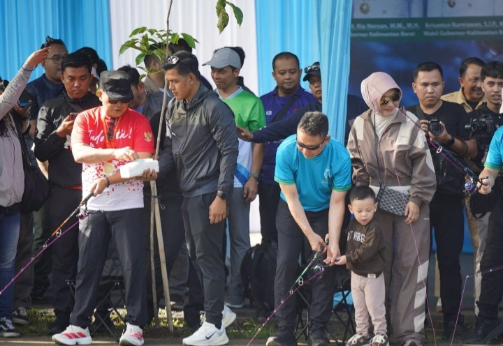Wako Edi Mancing Bareng Ribuan Peserta Lomba di Parit Sungai Jawi