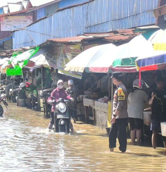 Respon Cepat Antisipasi Banjir, Personel Polsek Putussibau Utara Turun Langsung Berikan Imbauan Kepada Warga
