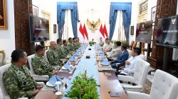 Presiden Prabowo  Terima Panglima TNI Agus Subiyanto, Wakil Panglima TNI Tandyo Budi, Kepala Staf Angkatan Darat, Laut, dan Udara di Istana Merdeka,