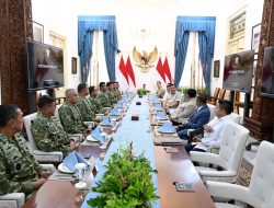 Presiden Prabowo  Terima Panglima TNI Agus Subiyanto, Wakil Panglima TNI Tandyo Budi, Kepala Staf Angkatan Darat, Laut, dan Udara di Istana Merdeka,