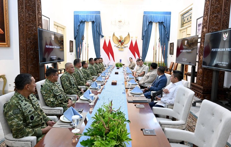 Presiden Prabowo  Terima Panglima TNI Agus Subiyanto, Wakil Panglima TNI Tandyo Budi, Kepala Staf Angkatan Darat, Laut, dan Udara di Istana Merdeka,