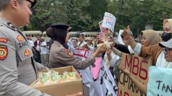 Polwan Negosiator Polda Metro Jaya Humanis Dampingi Aksi Unjuk Rasa di Monas, Kedepankan Dialog dan Pelayanan