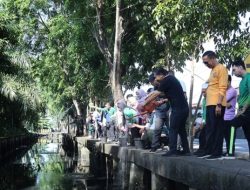 DLH Kota Pontianak Gelar Uji Coba Penaburan Eco Enzym Bersihkan Parit dan Kurangi Bau