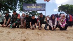 Dandim 1208/Sambas Dampingi Danrem 121/ABW Tanam Mangrove dan Lepas Tukik di Wilayah Perbatasan