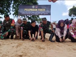 Dandim 1208/Sambas Dampingi Danrem 121/ABW Tanam Mangrove dan Lepas Tukik di Wilayah Perbatasan