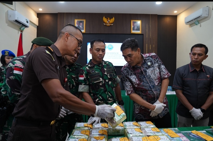 Gagalkan Peredaran Narkoba Skala Besar, Kodam XII/Tpr Amankan 21,4 Kg Sabu dan Serahkan WNA Malaysia ke BNNP Kalbar. 