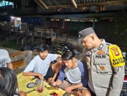Personel Polsek Menukung Sapa Warga