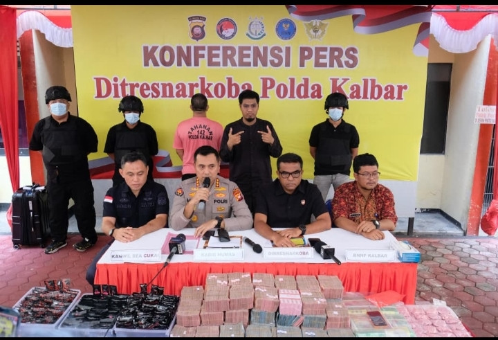 Kembali Ungkap Jaringan Narkoba : Polda Kalbar Sita 4,3 Kg Sabu dan Uang Tunai 3,8 M