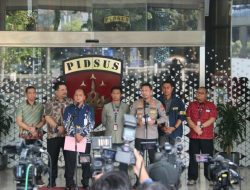 Polri Serahkan Tersangka dan Barang Bukti Perkara Dugaan Korupsi kepada Kejaksaan Agung