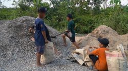 Pembangunan RTLH Program TMMD Reguler Ke-129 Kodim 1208/Sambas Dibantu Anak-anak Desa Tempapan Hulu