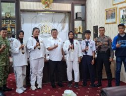 3 Mahsiswa Baru Polnep Raih Medali Emas di Ajang Open Turnamen Tarung Derajat Sekalbar 2026.
