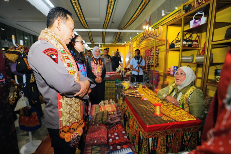 Kapolri Bersama Ketua Umum Bhayangkari Tinjau Bazar Kreasi Bhayangkari Nusantara 2026