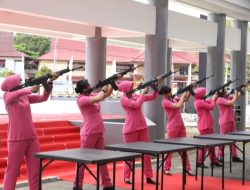 Aksi Ibu Bhayangkari Polres Kapuas Hulu Tampil Memukau, Peragaan Bongkar Pasang Senjata Tuai Apresiasi