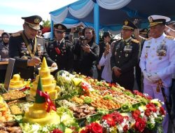 Sinergitas Tanpa Batas, Pangdam XII/Tpr Beri Kejutan Tumpeng di HUT ke-80 Bhayangkara
