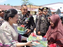 Kapolres Ketapang Bersama Ketua Bhayangkari Bagikan Hasil Panen Sayur P2L di Momen Syukuran Hari Bhayangkara ke-80