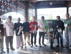 Pemkot Serahkan Bantuan 17 Kendaraan Roda Tiga Pengangkut Sampah