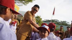 Hari Pertama Sekolah, Para Ayah di Pontianak Hadir Dampingi Anak Mereka