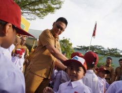Hari Pertama Sekolah, Para Ayah di Pontianak Hadir Dampingi Anak Mereka