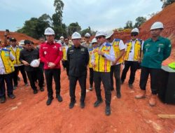 Bupati Kapuas Hulu Dampingi Ketua Komisi V DPR RI Tinjau Pembangunan Jalan Paralel Perbatasan Nanga Era-Batas Kaltim