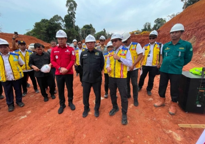 Bupati Kapuas Hulu Dampingi Ketua Komisi V DPR RI Tinjau Pembangunan Jalan Paralel Perbatasan Nanga Era-Batas Kaltim