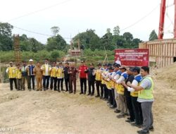 Polri Hadir Amankan Kunjungan Ketua Komisi V DPR RI LASARUS Dalam Monitoring Infrastruktur di Putussibau Utara