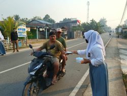 Pemuda Muhammadiyah Kubu Raya Bagikan 5.000 Masker Untuk Lindungi Warga Dari Kabut Asap