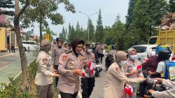 Polda Kalbar Semarakkan HUT RI ke-81 dengan Gerakan Pembagian Bendera Merah Putih