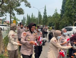 Polda Kalbar Semarakkan HUT RI ke-81 dengan Gerakan Pembagian Bendera Merah Putih