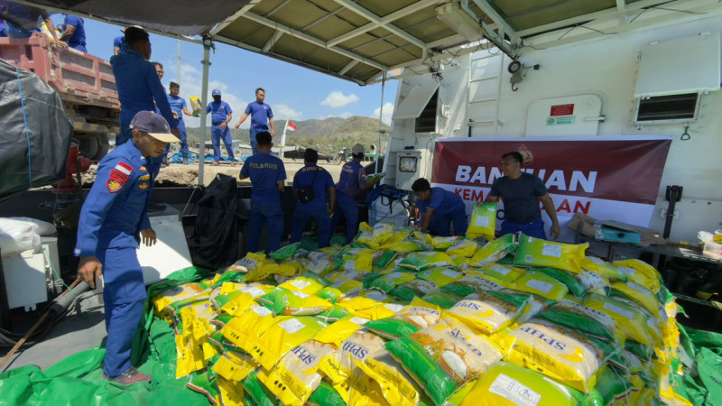 Polri Distribusikan Bantuan Logistik Kapolri untuk Korban Gempa  Flores