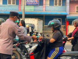 Cegah ISPA Akibat Kabut Asap, Polres Melawi Bagikan Masker kepada Masyarakat