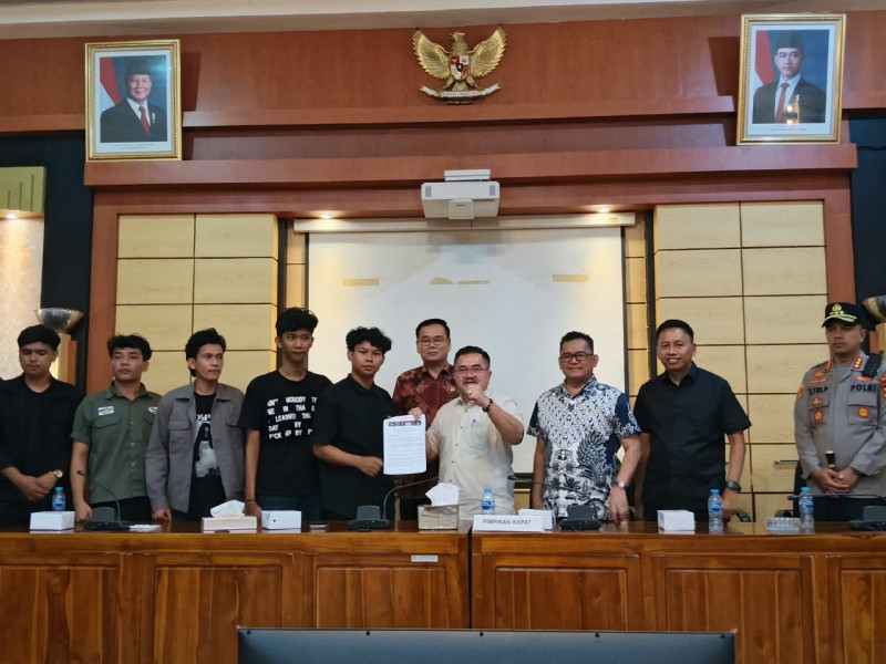 Lima Tuntutan Dibawa ke DPRD Kalbar, Aliansi Selamatkan Kalbar Desak Pemerintah Bertindak