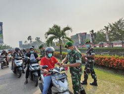 Semarakkan HUT ke-81 RI, Kodam XII/Tpr Bagikan Bendera Merah Putih dan Masker ke Pengguna Jalan