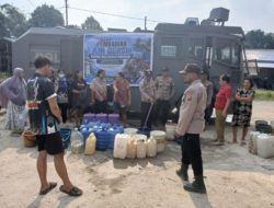 Polres Kapuas Hulu Salurkan Air Bersih Untuk Warga Perbatasan RI-Malaysia Yang Terdampak Kemarau
