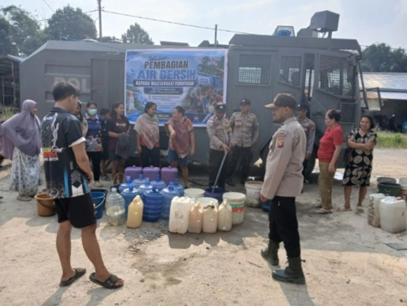 Polres Kapuas Hulu Salurkan Air Bersih Untuk Warga Perbatasan RI-Malaysia Yang Terdampak Kemarau