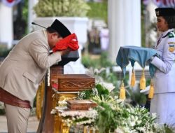 Presiden Prabowo Pimpin Upacara Penurunan Bendera Merah Putih di Istana Merdeka, Tegaskan Semangat Kebersamaan