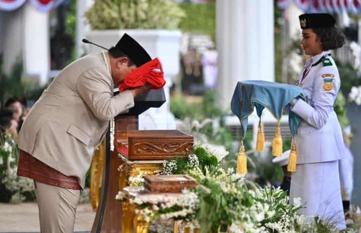 Presiden Prabowo Pimpin Upacara Penurunan Bendera Merah Putih di Istana Merdeka, Tegaskan Semangat Kebersamaan