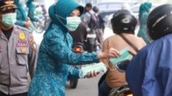 Waspada Dampak Asap, TP PKK Pontianak Yanieta Kamtono Turun Langsung Bagikan Masker
