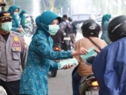 Waspada Dampak Asap, TP PKK Pontianak Yanieta Kamtono Turun Langsung Bagikan Masker