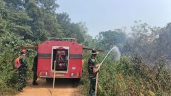 Cegah Kebakaran Meluas, Kodim Sintang Kerahkan Personel Padamkan Karhutla