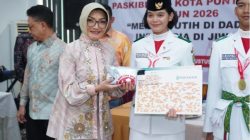 Ketua Dekranasda Pontianak Yenieta Kamtono Apresiasi Paskibraka, Beri Kain Motif Khusus Cerite Kote